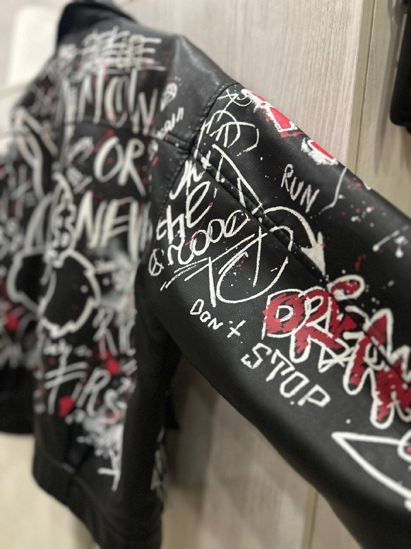 Стильная куртка из эко-кожи с рисунками 4