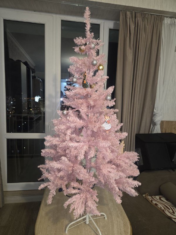Розовая искусственная елка с шарами и гирляндой