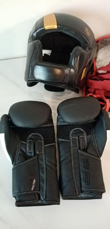 Перчатки боксерские 14 унций и шлем хаябуса 2