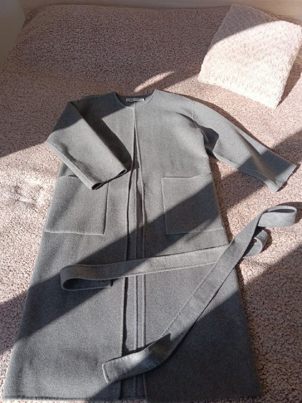 женская одежда из гардероба: пальто, куртка, рубашка, джинсы