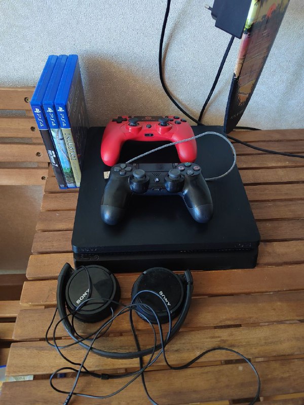 Playstation 4 pro, Samsung monitor, keyboard and mouse