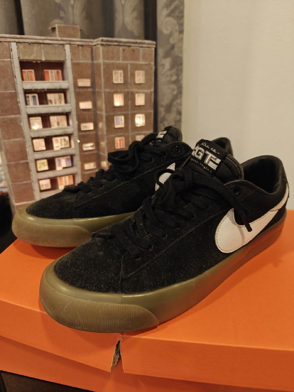 Синие джинсы uniq, черные вельветовые джинсы Levi's, леопардовые джинсы Pull&Bear, вельветовые джинсы Levi's, обувь Nike SB GT, Nike INITIATOR, Adidas YEEZY 450, Crocs Crush Clog 5