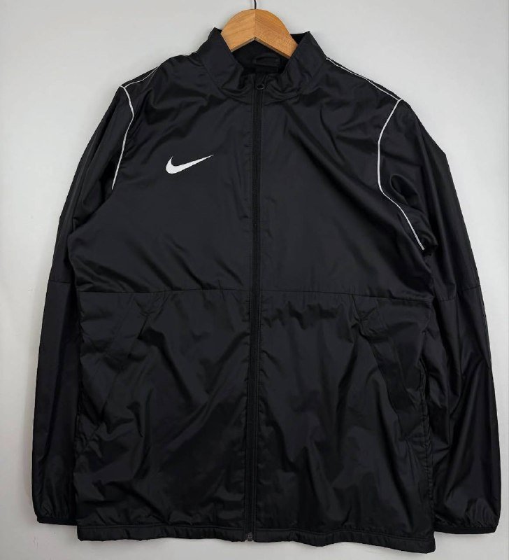 Черная мужская ветровка Nike размер L маленький