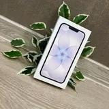 iPhone 17 black, iPhone 17e white 3