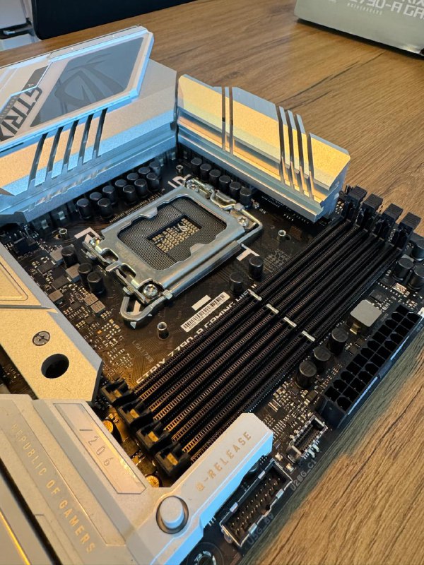 Материнская плата ASUS ROG STRIX Z790-A Gaming WiFi 2