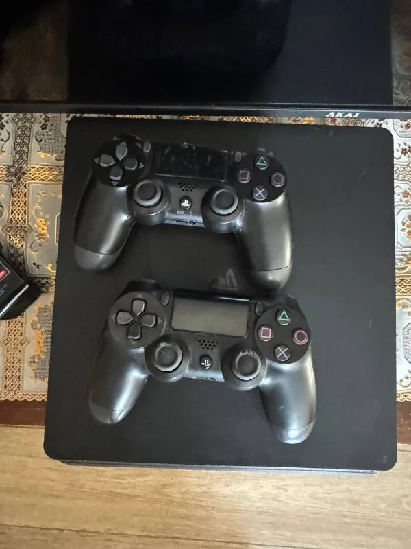 PlayStation 4 Slim, 4 игры, 2 джойстика 1