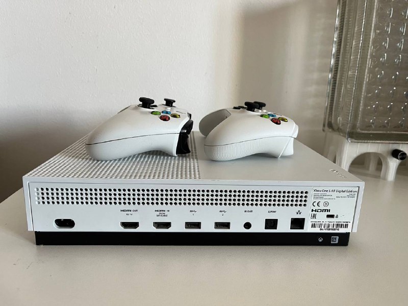 Xbox One Series S 1TB with two controllers 5