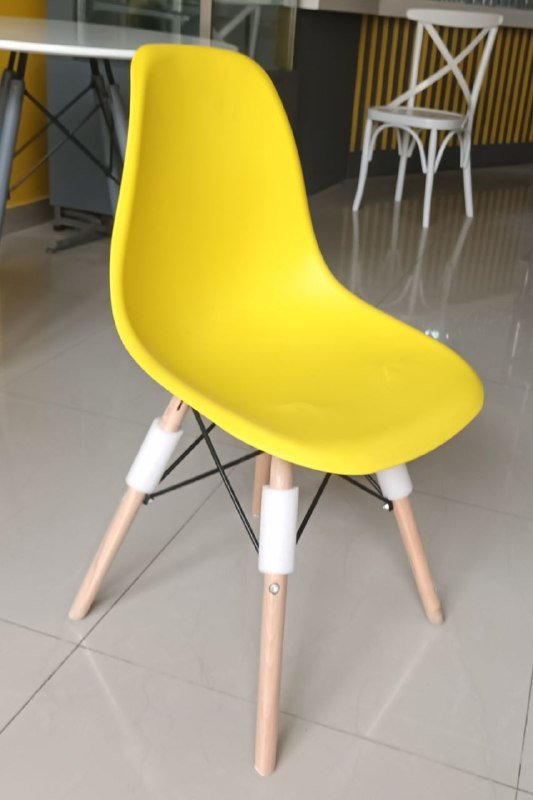 2 жёлтых стула TETCHAIR пластиковые с деревянными ножками 2