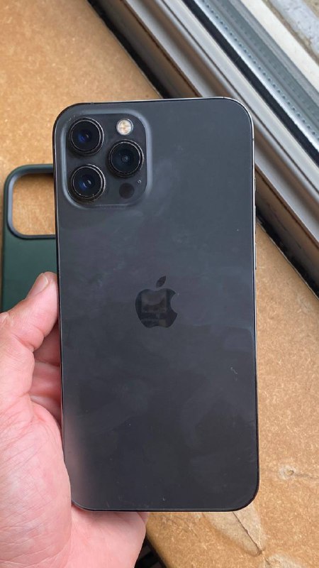 iPhone 12 Pro Max 256 GB с чехлом 1