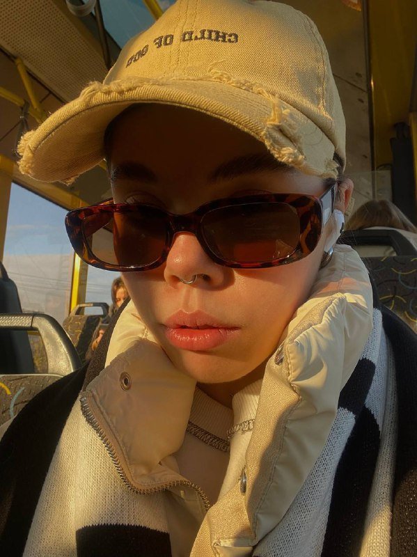 Двусторонний шарф, серая вязаная шапка, бежевая кепка 4