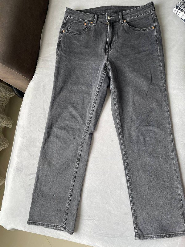 Наушники, утюжок для волос, беспроводная зарядка, джинсы, штаны, кроссовки, шлепки, серебряный браслет 5