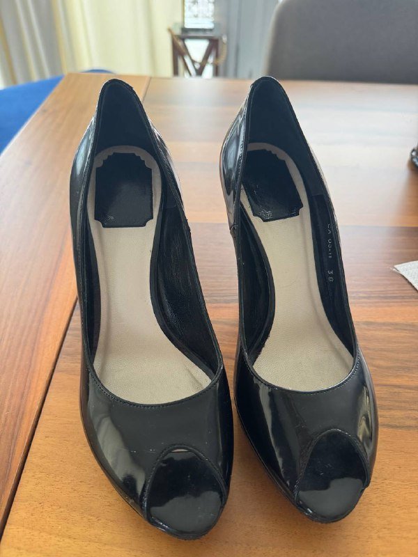Две пары каблуков Dior и Miu Miu