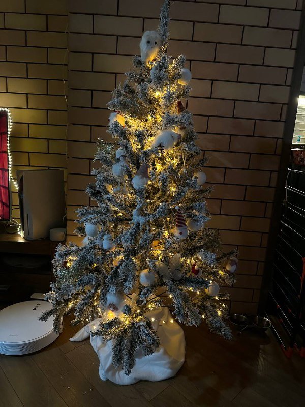 Искусственная ёлка 1,40 с гирляндами и игрушками