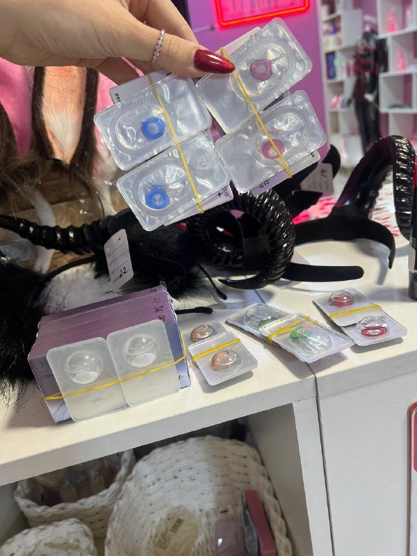 Цветные линзы, шрамы наклейки, плащи, рога на Хеллоуин