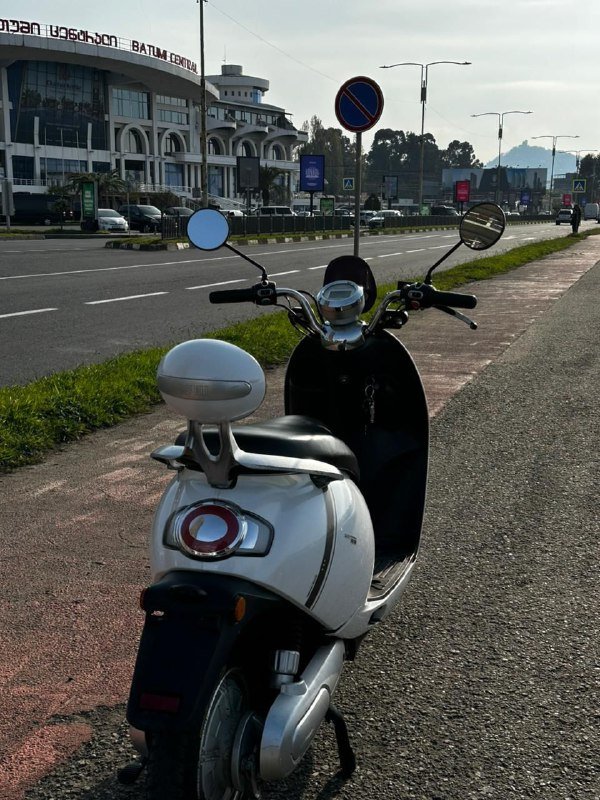 Белый мотоцикл-скутер