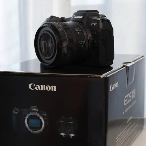 Canon R8 камера с объективом 24-50 мм