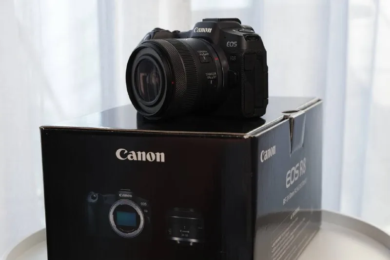 Canon R8 камера с объективом 24-50 мм 1