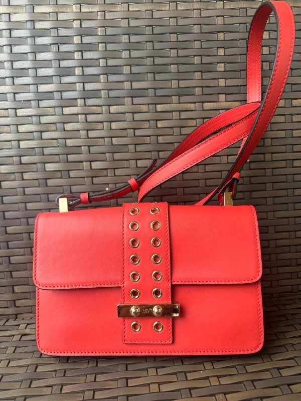 Красная сумка Valentino