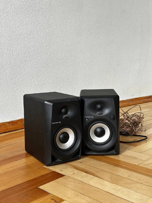 Монитор Dell U2722D, студийные мониторы Pioneer, контроллер Pioneer ddj-400, Akai mpc studio, телевизор 50 дюймов, приставка Xbox Series S, кроссовки Jordan 6 rings, сумка Jordan, чехол для ноутбука Thule 2