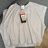 Чёрные и серые спортивные топы adidas и Nike 6