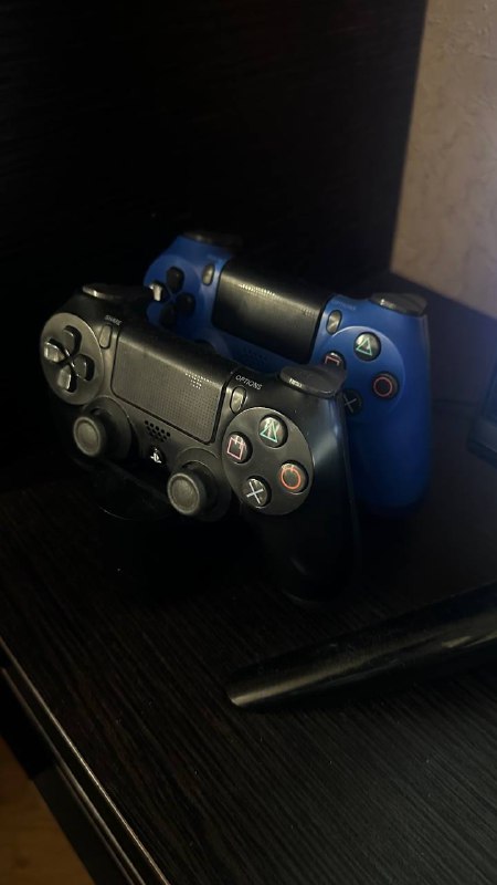 PS4 PRO 1TB, 2 джойстика, станция зарядки, игры
