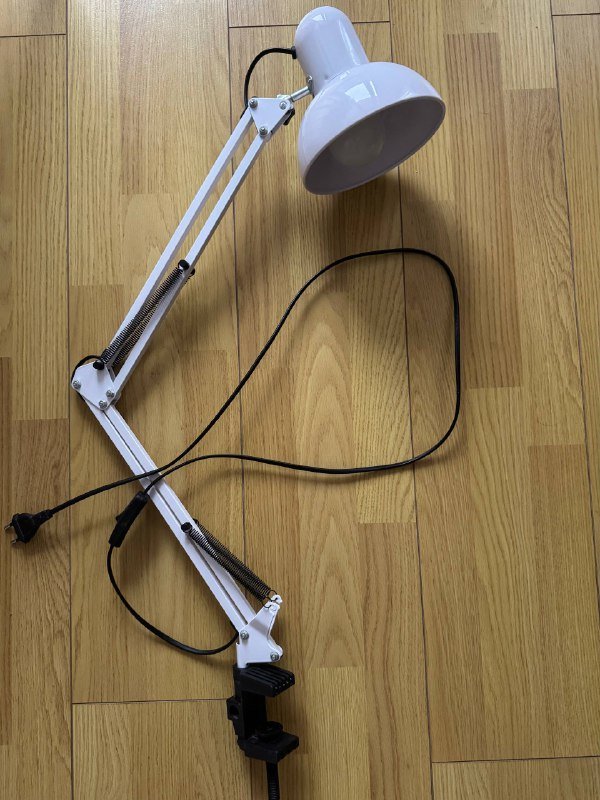 Белая настольная лампа с выключателем 2