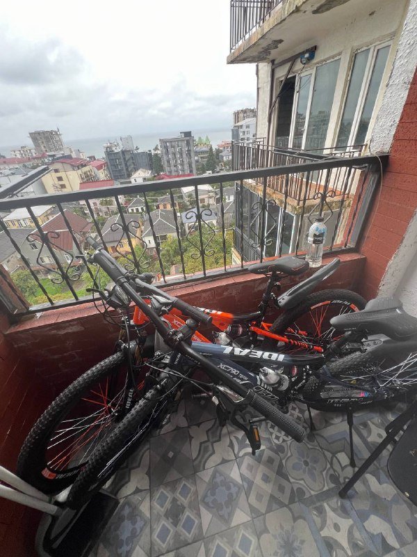 Два велосипеда с амортизаторами и дисковыми тормозами