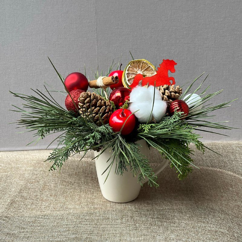 Новогодняя композиция в кружке с хвойными и шишками 2