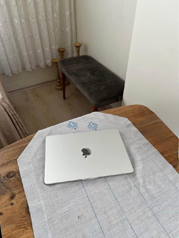 Macbook Air M2 2022 8ГБ RAM 256 SSD 5