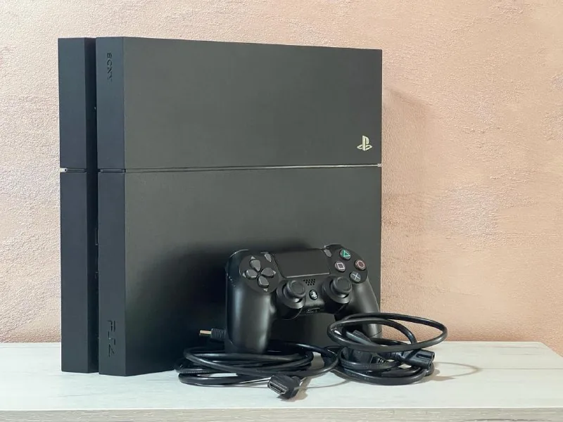 Sony PlayStation 4 Console with controller 1