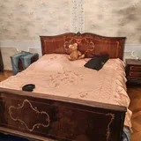 Часы, люстра, столик с зеркалом, шкаф, кровать, тумба, вазы, чашки 7