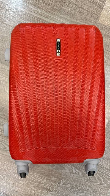 Красный прочный чемодан 40 лари