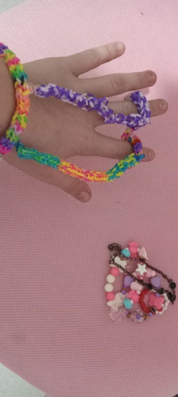 Браслеты, кольца, фигурки из резинок и бисера