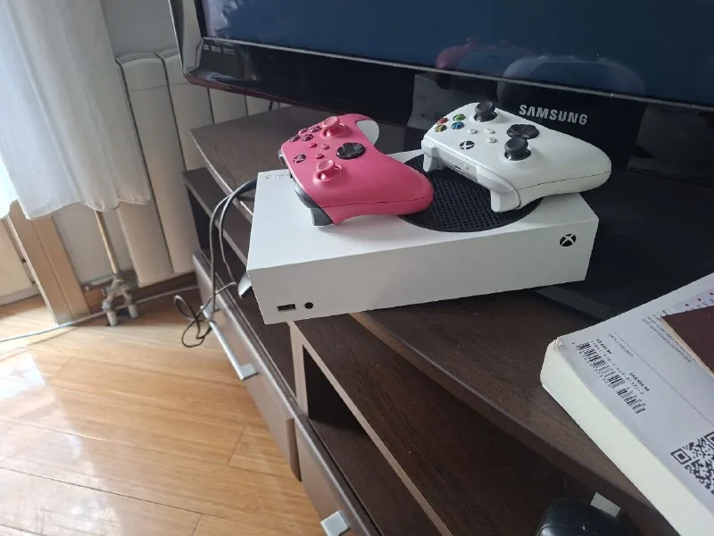 XBOX Series S с двумя геймпадами и аккумулятором 1