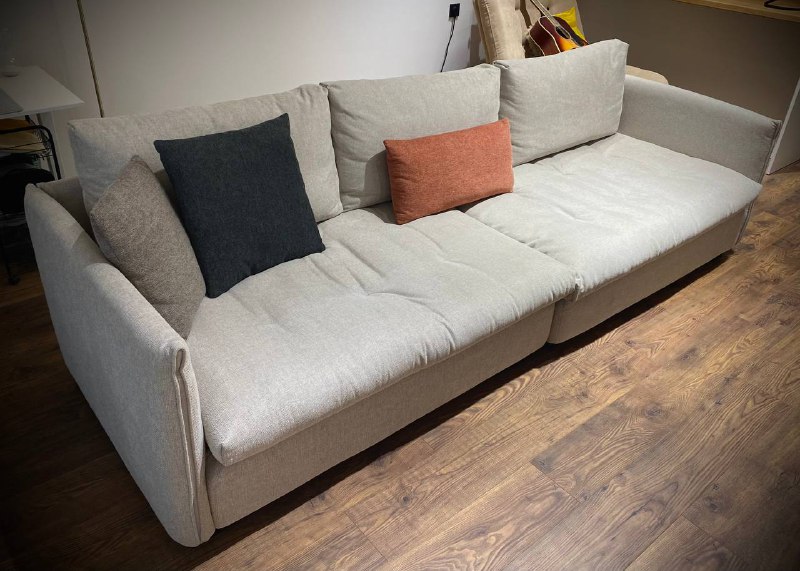 Большой удобный минималистичный диван 2