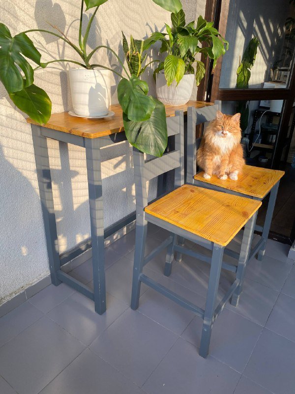 Высокий деревянный стол и 2 стула 2