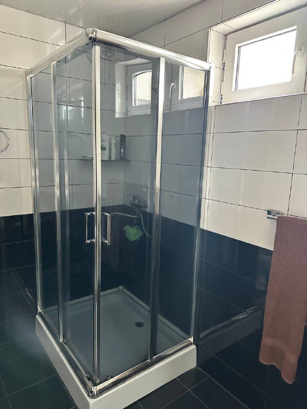 Стиральная машинка, унитаз, раковина, кровати, душ кабинка, тумбочки, кондиционер, двери, газовая плита, столы, микроволновка, зеркало 2