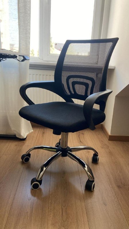 Кресло офисное черное на колесиках