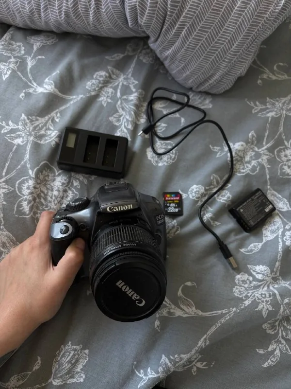 Canon EOS 1100D, объектив, зарядка, флешка 1