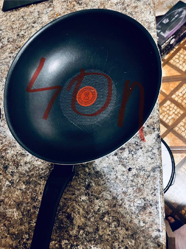 Сковородка, казан с крышкой, посуда салатница и тарелки