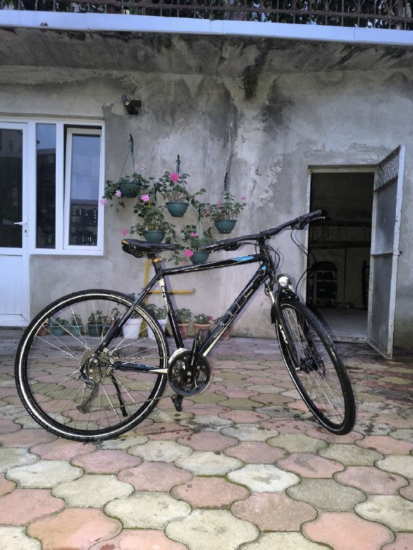 Велосипед, шкаф и комод