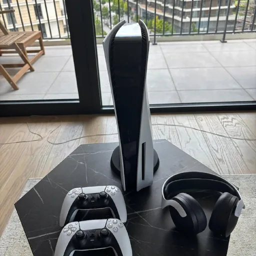Playstation 5, 2 DualSense controllers, Sony Pulse Elite headphones