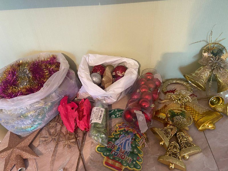 гирлянды и новогодние украшения