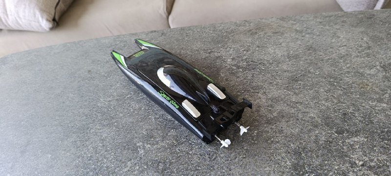 RC лодка с двухмоторным двигателем и аккумулятором 2