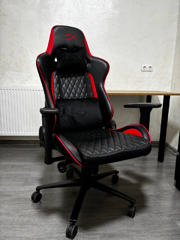 Компьютерное кресло Hyper X, компьютерный стол 2