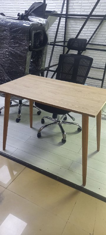 Стол рабочий с деревянными ножками 2