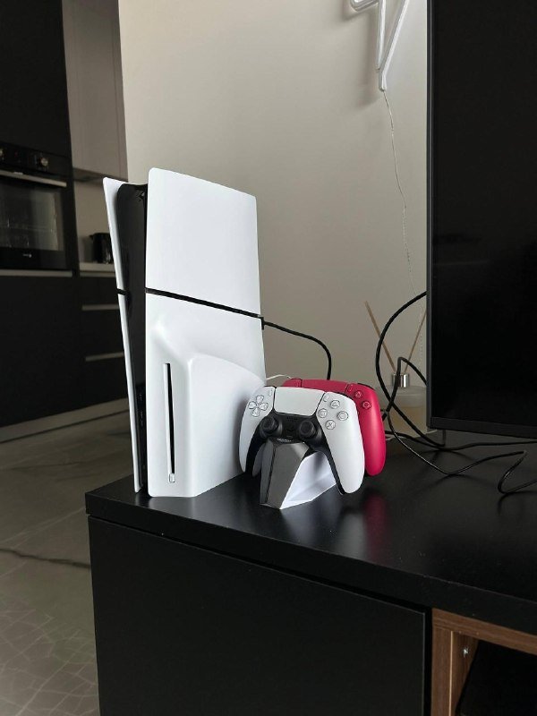 PS5 с дисководом, два оригинальных контроллера, зарядная станция, Led лампа