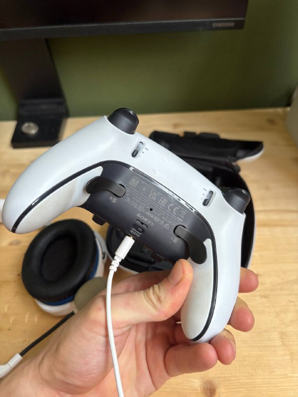 DualSense Edge контроллер и наушники HyperX Cloud Stinger 2 3