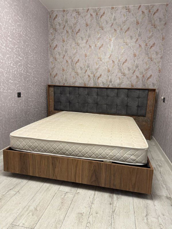 Кровать с матрасом, шкаф с зеркалом