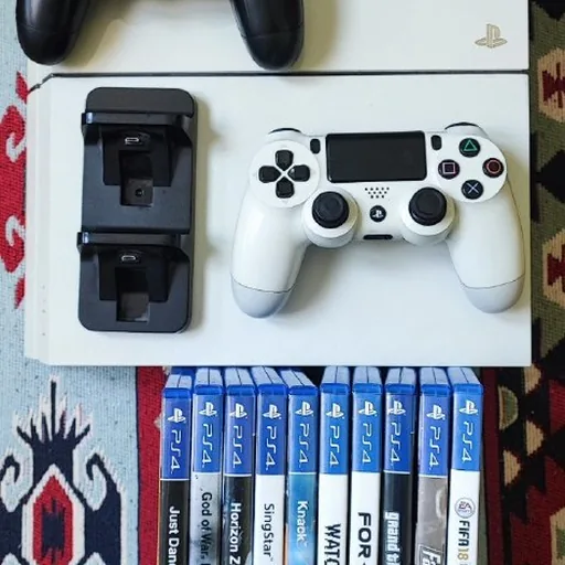 Playstation 4, два геймпада, док-станция, игры